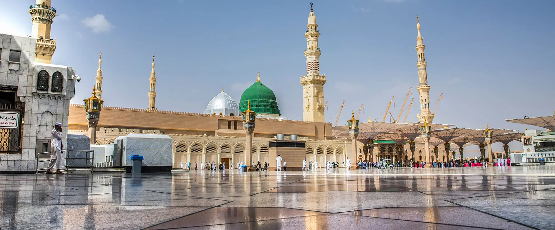 Masjid an-Nabawi in Madinah at dusk