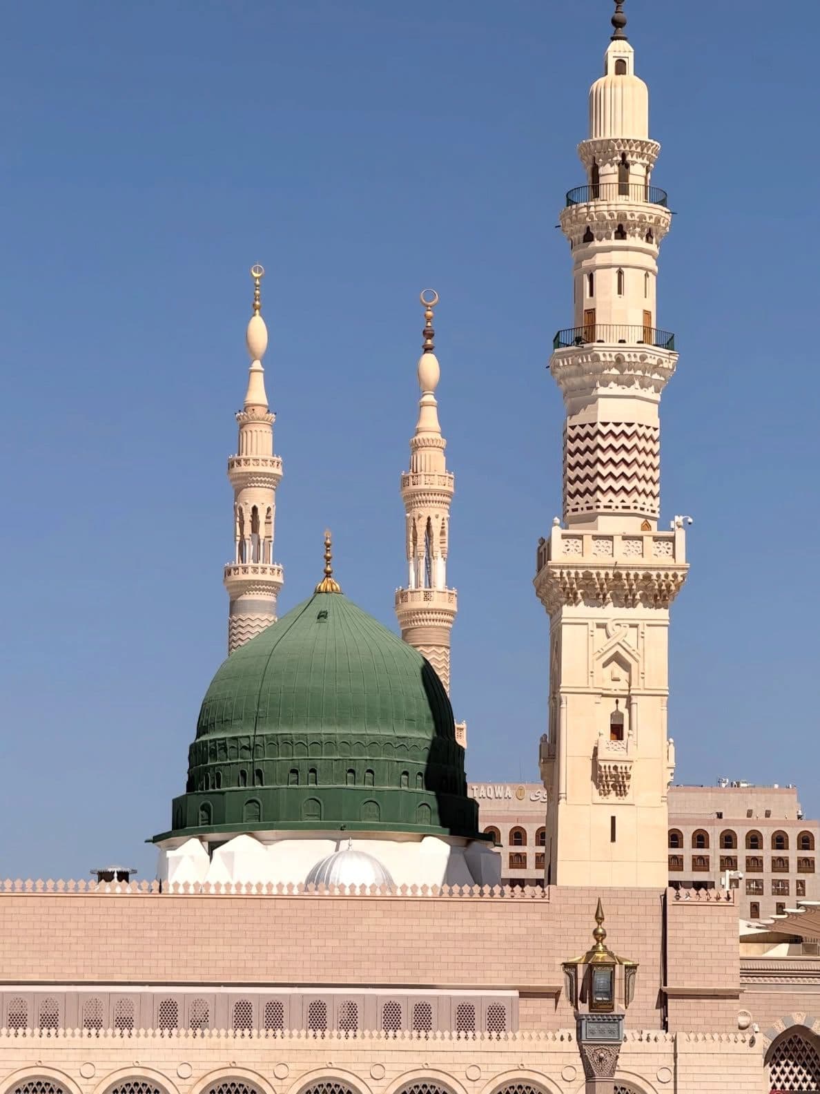 Pilgrims near Masjid an-Nabawi